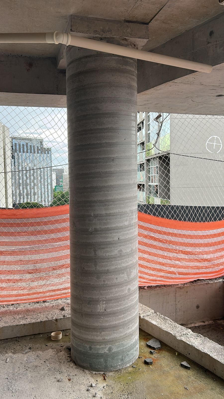 Pilar de concreto com acabamento em forma espiral
