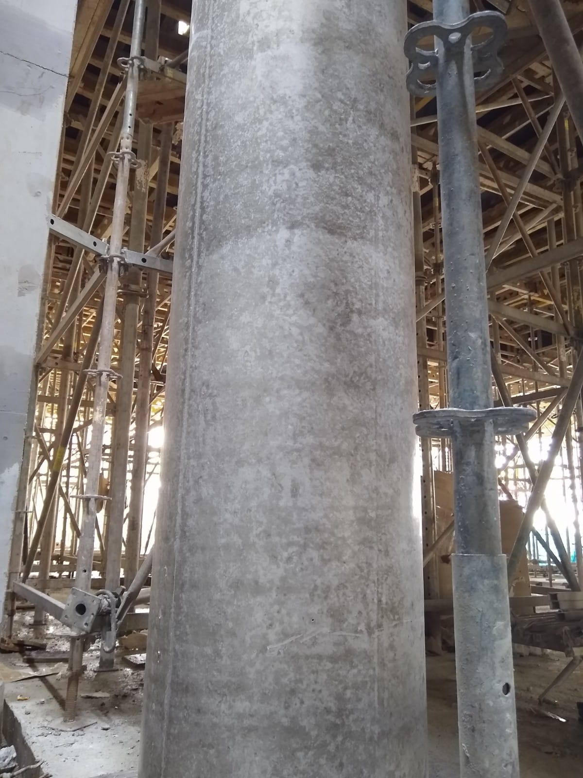 Pilar de concreto com acabamento liso Tubomin
